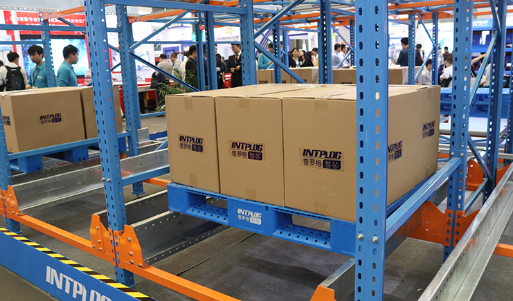 仓库搬运设备配合塑料托盘，一年省人工400多万！